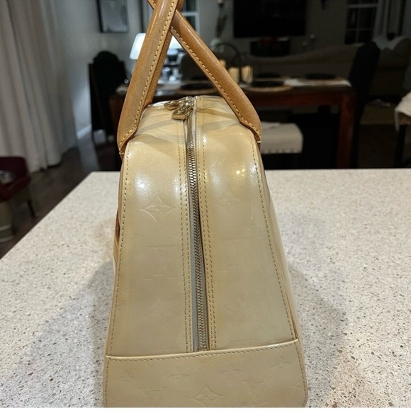 Louis Vuitton Tompkins Vernis BA0013 Elegant Cream and Tan Women's Handbag - Picture 4 of 16